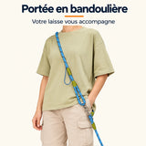 Détail d'une laisse bleue portée en diagonale sur le buste, avec attaches au niveau de la hanche