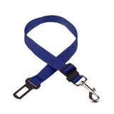 Ceinture de sécurité voiture pour chien bleu marine sur fond blanc