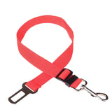 Ceinture de sécurité voiture pour chien rouge sur fond blanc