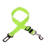 Ceinture de sécurité voiture pour chien vert vif sur fond blanc