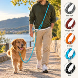 Personne promenant un golden retriever avec une laisse mains libres bleue portée en bandoulière, avec aperçu des coloris