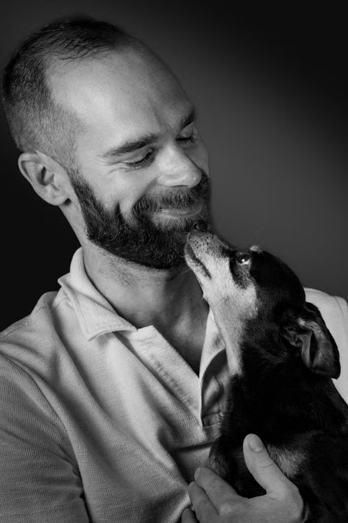 Photo d’illustration : un homme et son petit chien, complices