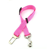 Ceinture de sécurité voiture pour chien rose sur fond blanc